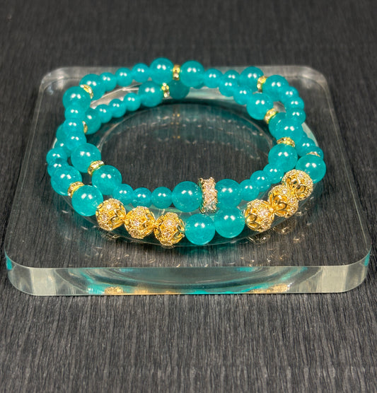 It can be worn in two circles, the sea blue crystal beads are very high-end, and the light is translucent!