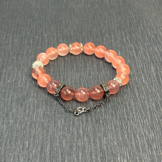 Composed of two pink crystals, it can bring good luck to women and is suitable for all skin tones